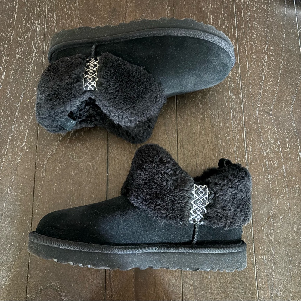 UGG‎ Women's Classic Ultra Mini Braid Black Size 7 Sheepskin Suede Cozy